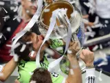 El capit&aacute;n del Real Madrid, &Iacute;ker Casillas, besa la copa de la Champions League, tras imponerse al Atl&eacute;tico de Madrid por 4-1.