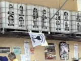 Frontal de la caseta en las fiestas de Bilbao que exhibe fotos de presos de ETA.