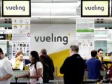Pasajeros ante un mostrador de facturación de Vueling en el Aeropuerto de Barcelona-El Prat, en la primera jornada de huelga convocada por los pilotos de la aerolínea Vueling.