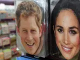 Caretas del príncipe Harry de Inglaterra y de la actriz estadounidense Meghan Markle, en venta en una tienda de Londres.