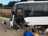 Imagen de un microbús accidentado en Cuevas de Almanzora, Almería.