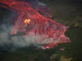 Imagen que muestra un río de lava del volcán Kilauea a punto de tragarse una vivienda en Pahoa, Hawái (EE UU).