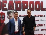 Ryan Reynolds (d) y Josh Brolin (i), en el photocall de la presentación de 'Deadpool 2' en Madrid.