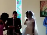 Imagen que muestra una boda en Zimbabue a la que la novia asistió cinco días después de que un cocodrilo le arrancara el brazo.