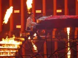 Melovin, de Ucrania, canta "Under the Ladder" en la semifinal 2 de Eurovisión.