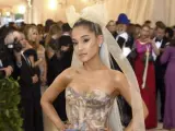 La cantante Ariana Grande acude a la gala del Met con un diseño de Vera Wang.