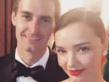 Miranda Kerr y su novio Evan Spiegel, en una foto publicada en Instagram.