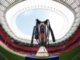 El trofeo de la Champion Cup en el estadio de San Mamés, escenario de la final en la que se enfrentarán, este sábado (17.45 horas), el Leinster Rugby de Irlanda y el Racing 92 francés, que pelearán por coronarse como nuevo rey del rugby europeo.