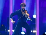 El representante de Noruega, Alexander Rybak, interpreta 'That's How You Write A Song' durante la segunda semifinal del 63º Festival de Eurovisión en el Altice Arena de Lisboa.