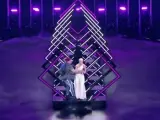 Momento en el que un espontáneo roba el micrófono de SuRie, representante de Reino Unido en Eurovisión.