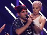 Momento en el que un espontáneo invade el escenario de Eurovisión 2018 durante la actuación de Reino Unido.