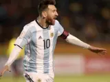 El jugador argentino Lionel Messi celebra un gol, durante el partido entre Argentina y Ecuador correspondiente a la última jornada de las eliminatorias de la Conmebol al Mundial de Rusia 2018, en el estadio Atahualpa de Quito.
