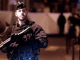 Un policía, en el lugar donde un hombre de origen checheno atacó a varias personas en París.