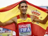 Ilias Fifa celebra su título de campeón de Europa de 5.000 metros, en Ámsterdam