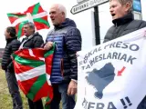 Simpatizantes de la izquierda abertzale piden la amnistía para los presos de ETA frente a Villa Arnaga de Cambo (Francia).
