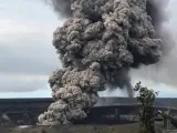 Ascenso de una columna de ceniza del cráter del volcán Kilauea, en Hawái (EE UU).