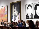 Las piezas "Devolving" del artista Morris Louis (i), "Study of a Portrait" de Francis Bacon (c) y "Most Wanted Men No. 11, John Joseph H., Jr." de Andy Warhol son presentadas durante una subasta de Arte Contemporáneo y Postguerra de la casa de subastas Christies, en Nueva York (Estados Unidos).