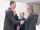 El Rey saludando al presidente de Pikolin, Alfonso Solans. (Foto: Pikolin)