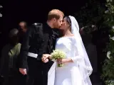 Primer beso del príncipe Harry y Meghan Markle como marido y mujer, en el exterior de la capilla de San Jorge.