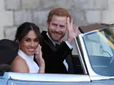 El príncipe Harry ha conducido un jaguar descapotable, acompañado de su esposa, Meghan Markle, para dirigirse a la segunda recepción de la boda real.