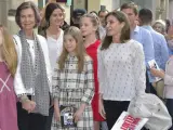 La reina emérita Sofía posa junto a la reina Letizia y sus nietas, las infantas Leonor y Sofía, Victoria Federica Marichalar e Irene Urdangarin.