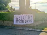 Pancarta con el lema 'Welcome Refugees & Ocupas' en el chalé de Pablo Iglesias e Irene Montero.