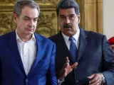 El expresidente del Gobierno español José Luis Rodríguez Zapatero (i), junto al presidente venezolano, Nicolás Maduro, días antes de las elecciones presidenciales en Venezuela.