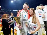 Doncic, con su madre en la celebración de la Euroliga.