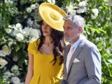 George Clooney y su mujer Amal acuden a la capilla de San Jorge en la que se celebrará la boda de Meghan Markle y el príncipe Harry. La abogada ha centrado la atención de todos con su conjunto en amarillo brillante con una pamela a juego.