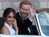 El príncipe Harry ha conducido un jaguar descapotable, acompañado de su esposa, Meghan Markle, para dirigirse a la segunda recepción de la boda real.