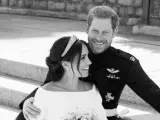 Meghan Markle y el príncipe Harry posan tras casarse el sábado 19 de mayo de 2018.