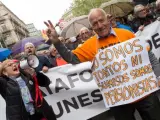 Jubilados participan en una manifestación convocada este 14 de abril en Barcelona por los sindicatos CC OO, UGT y la Plataforma Unitaria de la Gente Mayor en defensa del sistema público de pensiones.