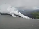 La lava del volcán Kilauea entra en contacto con el océano en la costa de Pahoa, en Hawái.