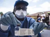 Un trabajador de la OMS muestra una vacuna contra el ébola en Mbandaka.