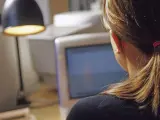 Una joven frente a la pantalla del ordenador.