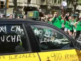 Un taxi con mensajes de protesta en contra de los vehículos VTC (arrendamiento de vehículo con conductor), durante una manifestación en Barcelona.