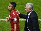 Thiago Alcántara se marcha al banquillo en un partido del Bayern