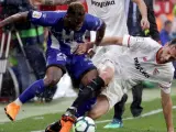 Dos jugadores pugnan por un balón durante el Sevilla-Alavés.