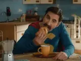 Primer tráiler de 'Superlópez' con un café con leche y un croissant