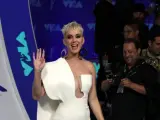 La cantante Katy Perry saluda al público a su llegada a la gala de los MTV Video Music Awards 2017.