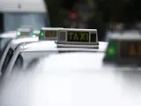 Los taxis batallan contra los operadores alternativos de transporte.