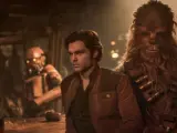 Han y Chewbacca en una escena de 'Han Solo: Una historia de Star Wars'.