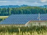 Los paneles solares son una de las opciones para renovar una vivienda rural.