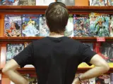 Un joven contempla uno de los expositores de la tienda de cómics Akira Cómic, en Madrid, reconocida como la mejor tienda de cómics del mundo, en un premio compartido con el comercio canadiense The Dragon, que otorga la feria Comic-con de San Diego (EE UU).