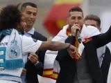 Sergio Ramos con el micrófono en la celebración de la Decimotercera del Real Madrid.