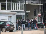Agentes de policía belgas forman un cordón policial en el lugar de un tiroteo en Lieja, Bélgica.