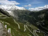 Puerto de monta&ntilde;a que conecta Andermatt con Gletsch y que se caracteriza por ser una carretera retorcida, llena de curvas cerradas y unos paisajes de impresi&oacute;n, especialmente del glaciar R&oacute;dano. Es una ruta que suele ser muy valorada por los moteros.