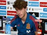Álvaro Odriozola en rueda de prensa con la selección española.