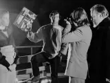 Fotografía cedida del fallecido director de cine Orson Welles (d) observando a la actriz Oja Kodar (i) junto al productor Frank Marshall (2i) y el cinematógrafo Graver (2d) durante el rodaje de la película 'The Other Side of the Wind'.