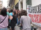 Unas 70 personas impiden un desahucio en Barcelona.